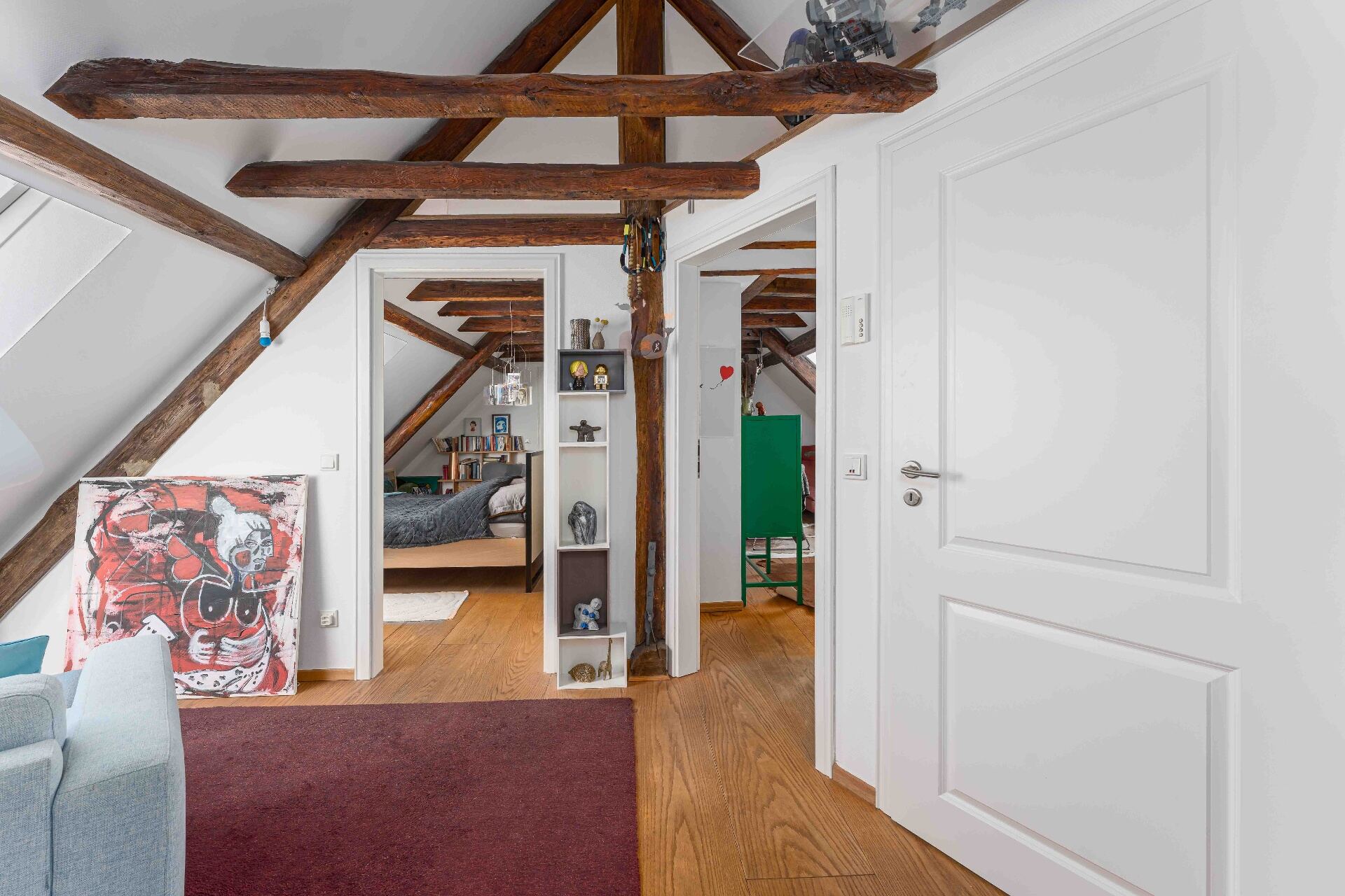 Dachgeschoss mit historischem Holzgebälk