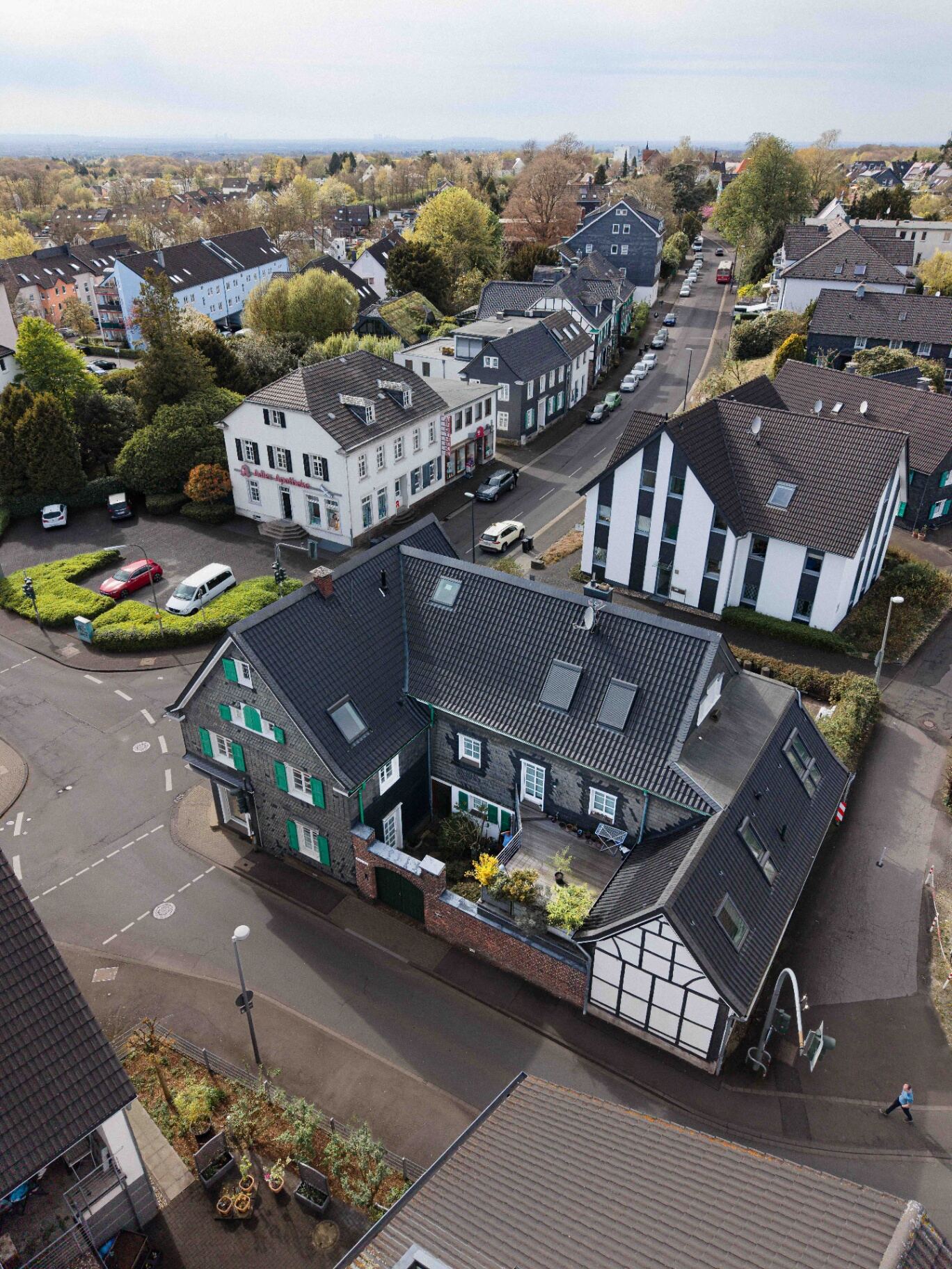 Luftaufnahme des Dreikanthofs in zentraler, ruhiger Lage von Burscheid